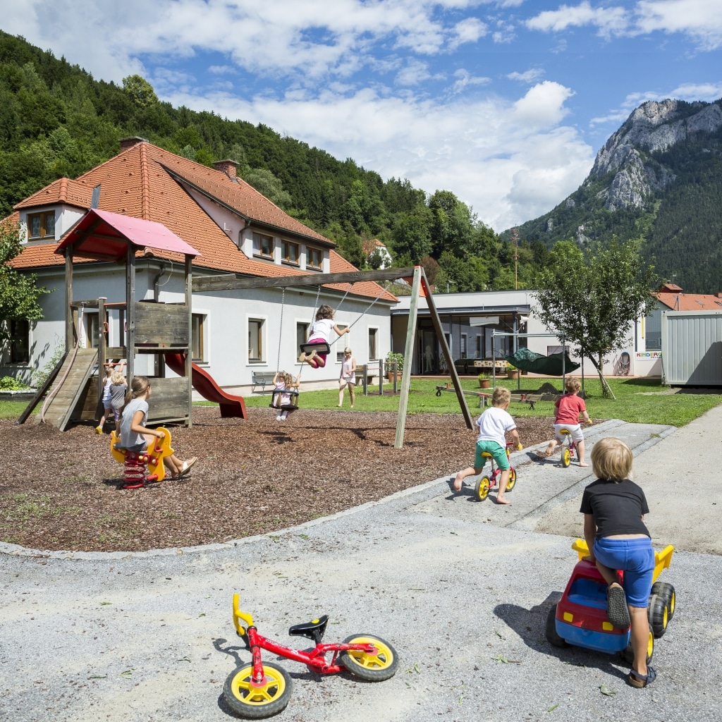 Spielende Kinder vor dem Minihaus in Röthelstein