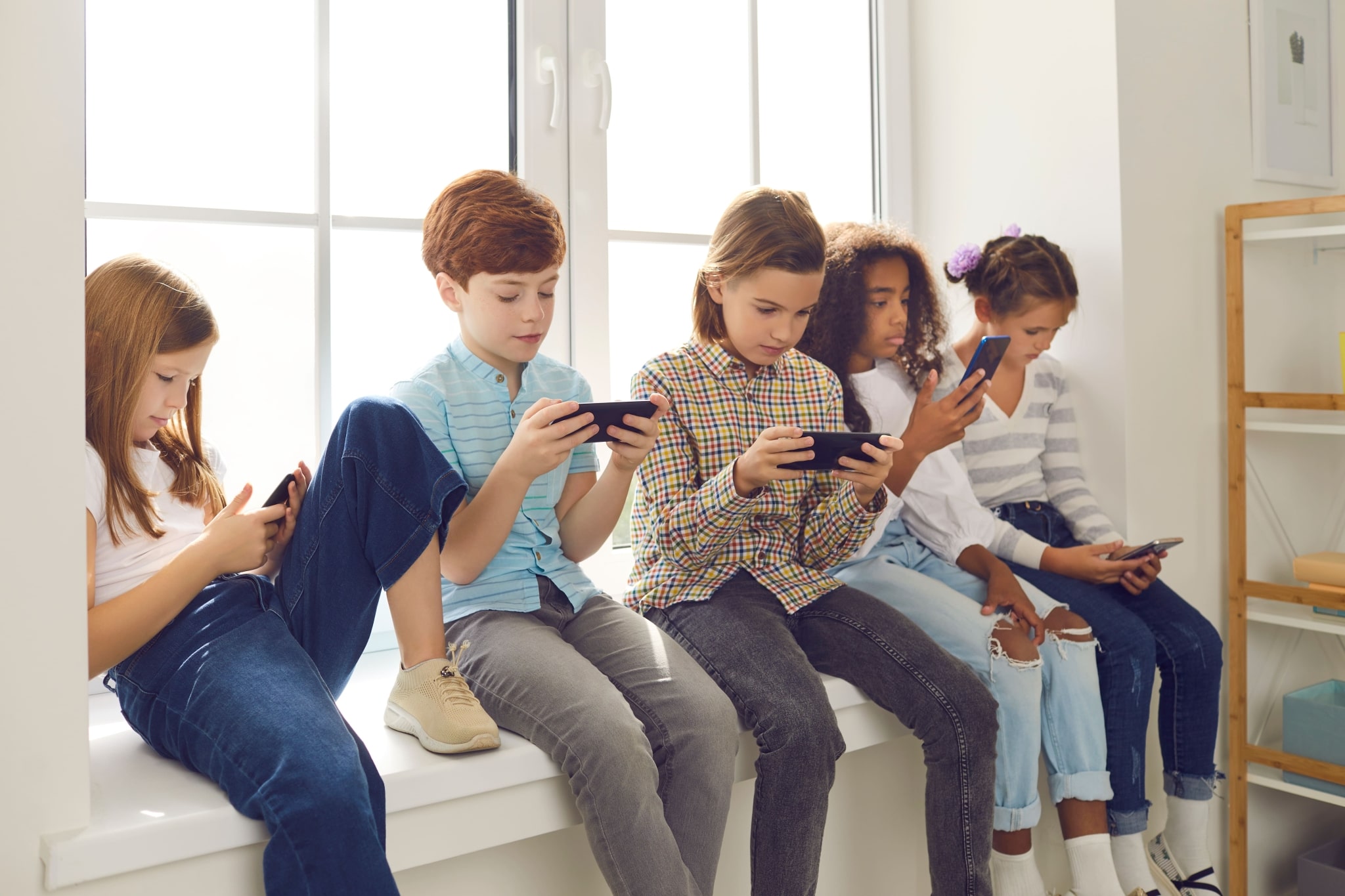 Kinder am Smartphone (c) AdobeStock